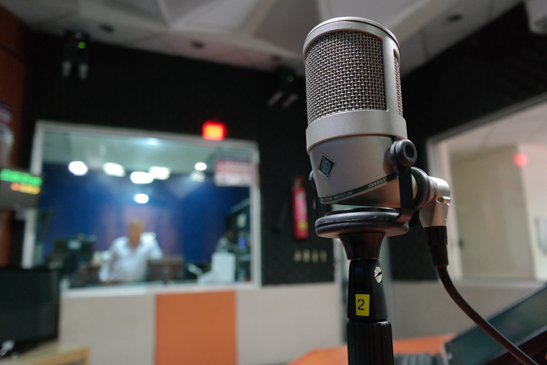 Reprodução não autorizada de programação de rádio resulta em violação de propriedade intelectual e concorrência desleal